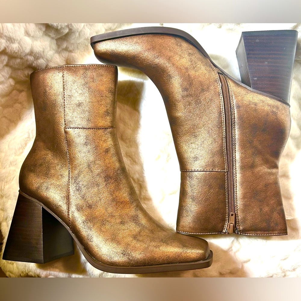 Wonderly Metallic Bronze Brown Chunky Heel  Ankle Boots Women’s size 10M NEW